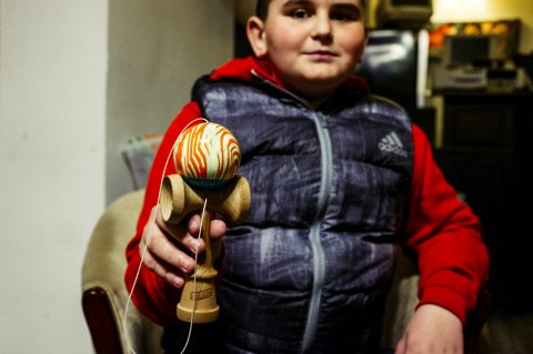 Copil cu Kendama