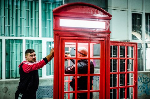 Cabină telefonică britanică folosită într-o filmare - Strada Poștei