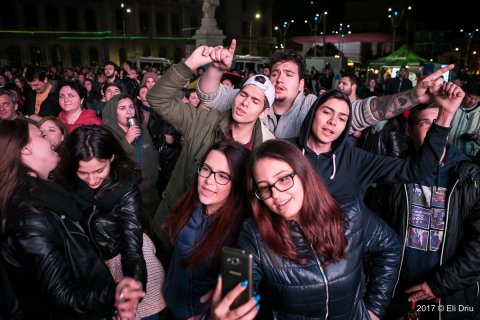 Tineri care dansează la concertul  Fly Project din cadrul  evenimentului Ziua Europei în 2017