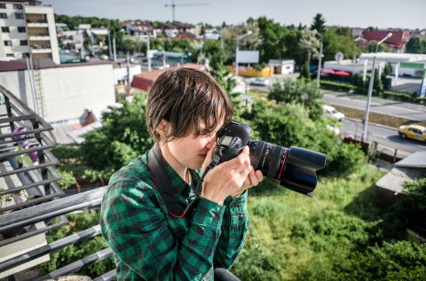 Eli, fotografiind bulevardul Bucureștii Noi