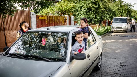 Copii la joacă - Strada Plutașilor