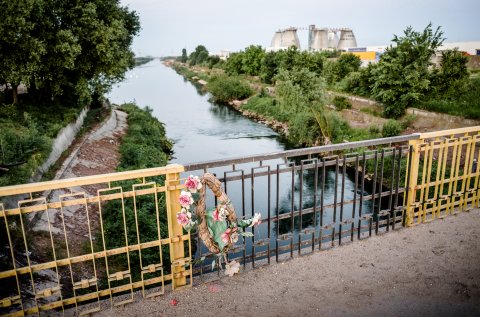 Coroana de flori langa portul Bucuresti-Glina