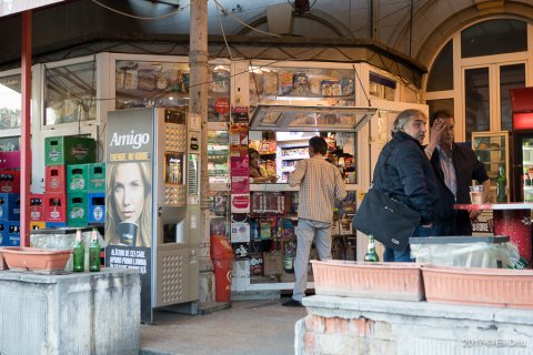 Clienți la un magazin în fața Gării Obor