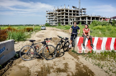 Bicicliști lângă Lacul Morii