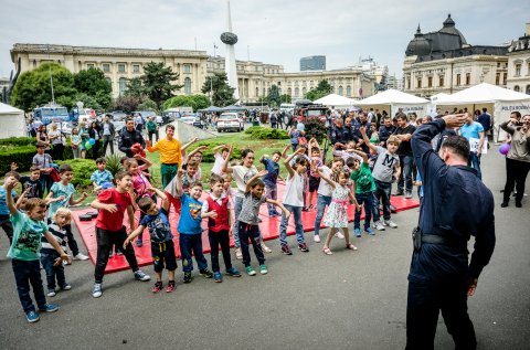 Copii la joacă cu poliția - Ziua Porților Deschise la Ministerul Afacerilor Interne