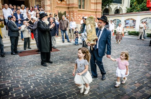 Ceremonia de primire a unui nou sul de Torah - Templul Coral