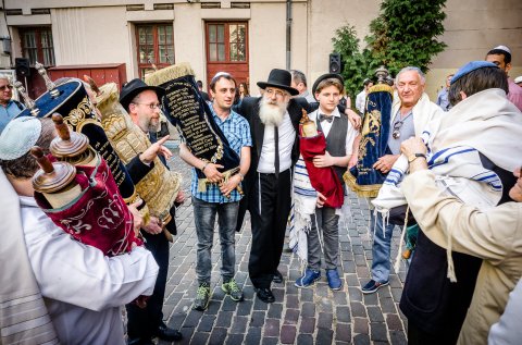 Ceremonia de primire a unui nou sul de Torah - Templul Coral