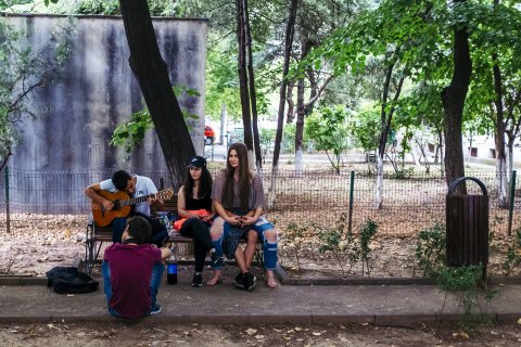 Generatia Pepsi in parc la o cantare cu chitara