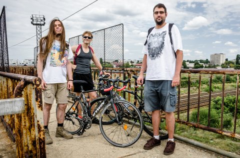 Self timer și trei turiști spre triaj - P. O. Carpați