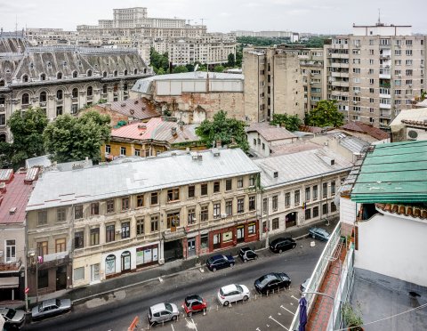 Privind spre Casa Poporului - Strada Eforie