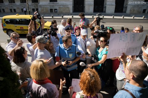 Protest  în fața Primăriei Municipiului București cu ocazia împlinirii unui an de mandat al Gabrielei Firea