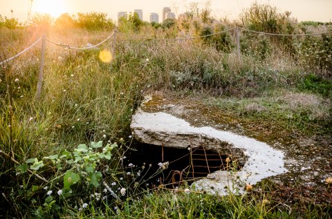 Groapă rămasă în urma demolărilor - Parcul Natural Văcărești