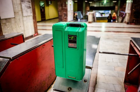 Turnichet vechi - Stația de metrou Tineretului