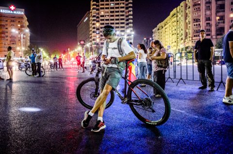 Biciclist - Protest anticorupție - Piața Victoriei