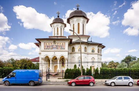 Mănăstirea Duminica Sfinților Români - Biserică cu intrare laterală - Popești-Leordeni