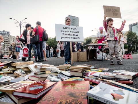 Protest „Biblioteca pentru Pop” - Piața Victoriei