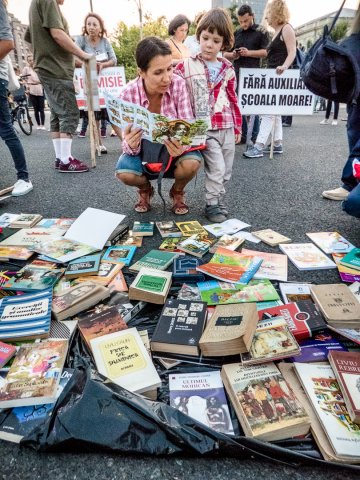 Protest „Biblioteca pentru Pop” - Piața Victoriei