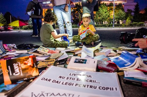 Protest „Biblioteca pentru Pop” - Piața Victoriei