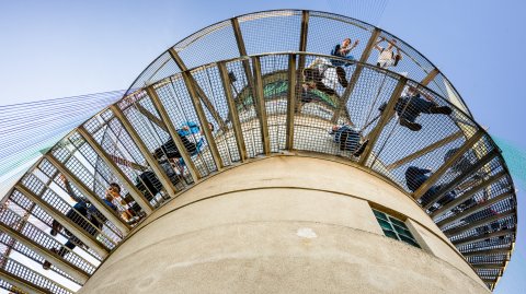 Pe scări în turnul de artă - Uriași de Pantelimon - Make a Point - Șoseaua Morarilor