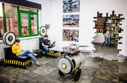 Expoziție foto - Martha Cooper - Uriași de Pantelimon - Make a Point - Șoseaua Morarilor - Postăvăria Română