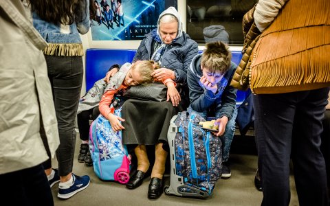 Somnoroși în metrou