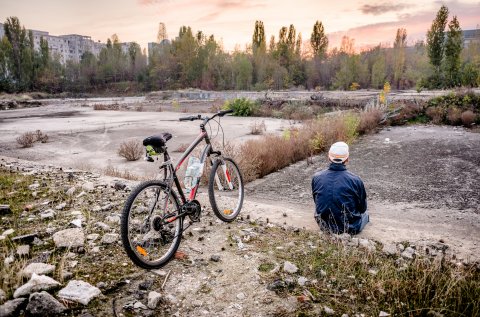 Biciclist - Șantier abandonat - Cântarea României