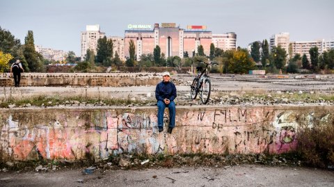 Biciclist - Șantier abandonat - Cântarea României