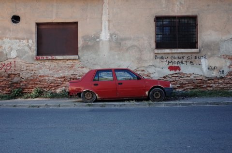 Mașină părăsită pe Strada Ticuș