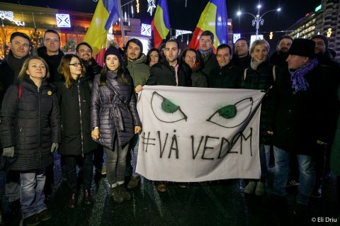 Membri ai PNL, USR și ONG-uri anticorupție la protestul 