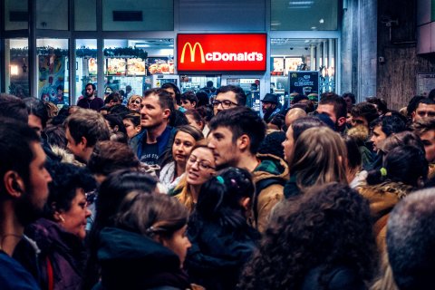 Intrarea in tunelul de trecere metrou Unirii 2 spre 1 cu aglomeratie si McDonald's