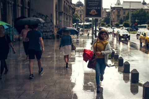 Ploaie de vara la Universitate