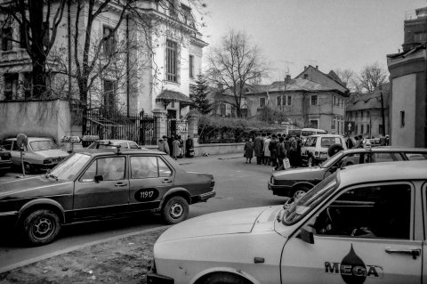 Coadă la pașapoarte - Strada Nicolae Iorga