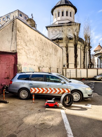 Parcare în spatele bisericii Cărămidarii de Jos