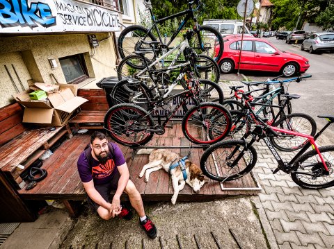 Cu bicicleta în service - Strada Grigore Țăranu