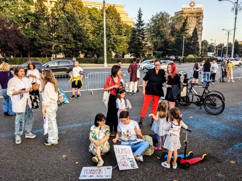 Protest pentru combaterea violenței împotriva femeilor - Piața Victoriei