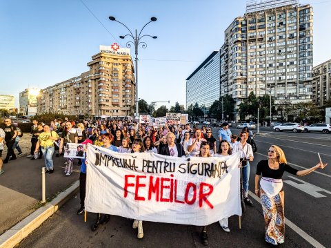 Protest pentru combaterea violenței împotriva femeilor - Piața Victoriei