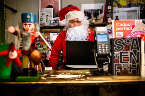 Cu Moș Crăciun în oraș - Cărturești & friends - Strada Edgar Quinet