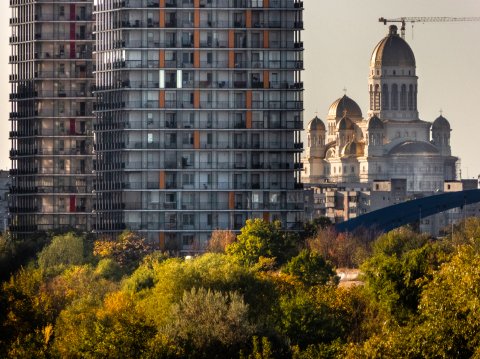 Catedrala Mântuirii Neamului văzută din Parcul Natural Văcărești