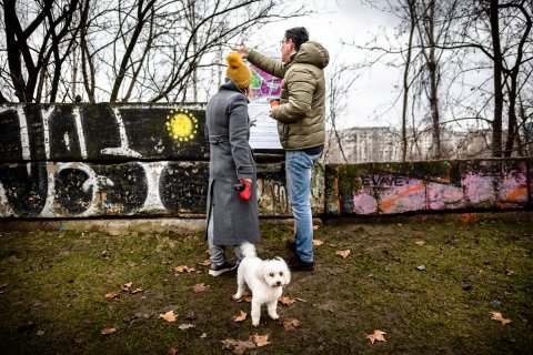 Discuții despre maidan - Bd. Unirii