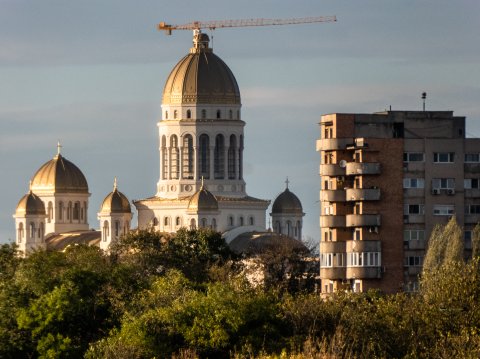 Catedrala Mântuirii Neamului văzută din parcul Tineretului