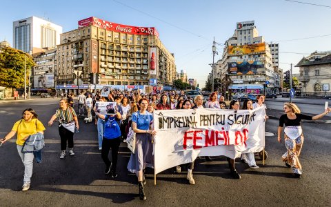 Protest pentru combaterea violenței împotriva femeilor - Piața Romană