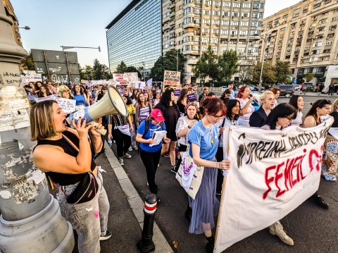 Protest pentru combaterea violenței împotriva femeilor - Piața Victoriei